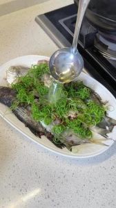 蒸鱼的葱丝怎么变卷_蒸鱼葱丝怎么变卷？冷水泡一泡就行！