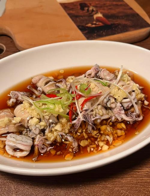 小笔管鱿鱼怎么清洗图解_去头撕壳剥内脏，冲洗干净备烹饪