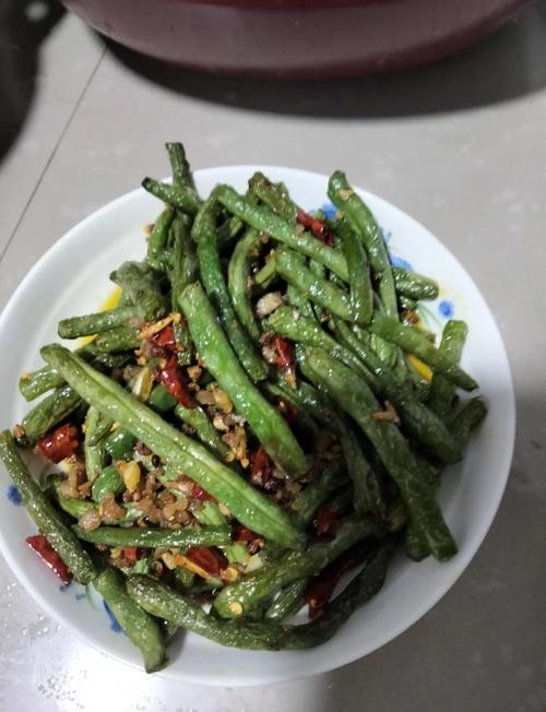 干煸四季豆要焯水几分钟_干煸四季豆，外焦里嫩不油腻！