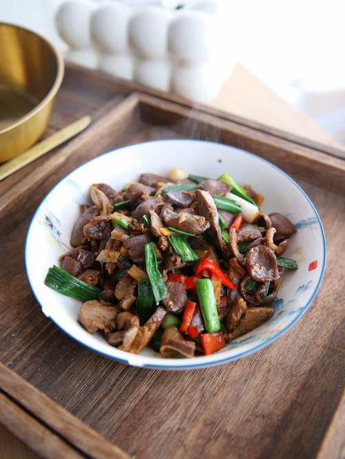 鸡杂是装鸡屎的部位吗_鸡杂营养多，胆固醇高要适量