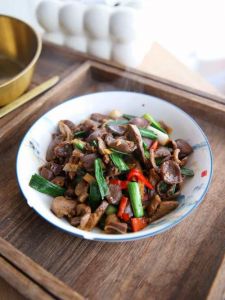 鸡杂是装鸡屎的部位吗_鸡杂营养多，胆固醇高要适量