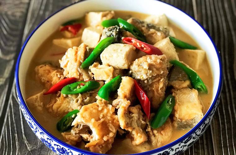 干明太鱼炖豆腐家常做法大全集_明太鱼炖豆腐香菇，香辣鲜嫩，家常美味！