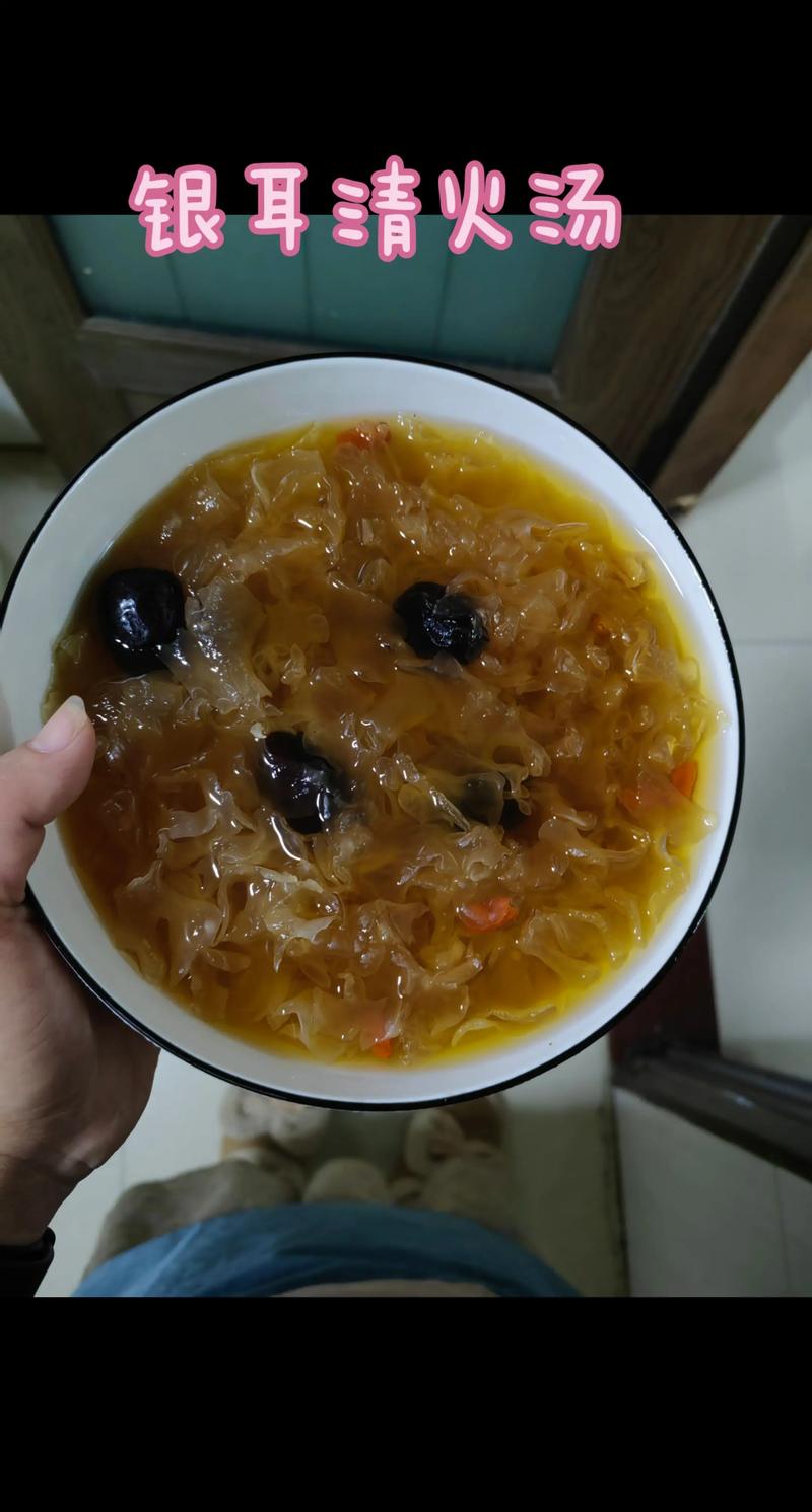 一朵新鲜银耳汤的做法_银耳甜梨红枣汤，润肺养胃好滋味！