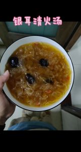 一朵新鲜银耳汤的做法_银耳甜梨红枣汤，润肺养胃好滋味！