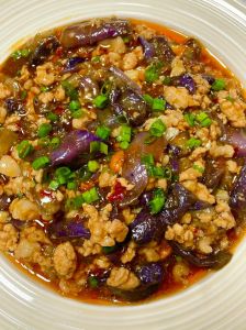 圆茄子炒肉的10种家常做法_茄子炒肉，肉嫩茄软味香，米饭绝佳搭配