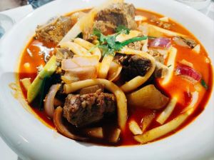 贵州黄焖羊肉的做法_煸炒去膻爆香，羊肉鲜嫩味美