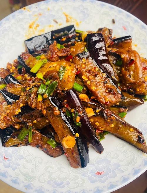 如何炒茄子家常做法_香辣下饭茄子，软嫩不吸油！