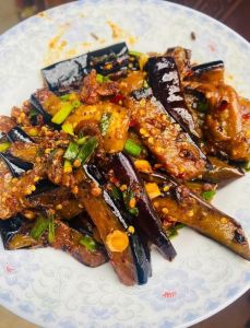 如何炒茄子家常做法_香辣下饭茄子，软嫩不吸油！