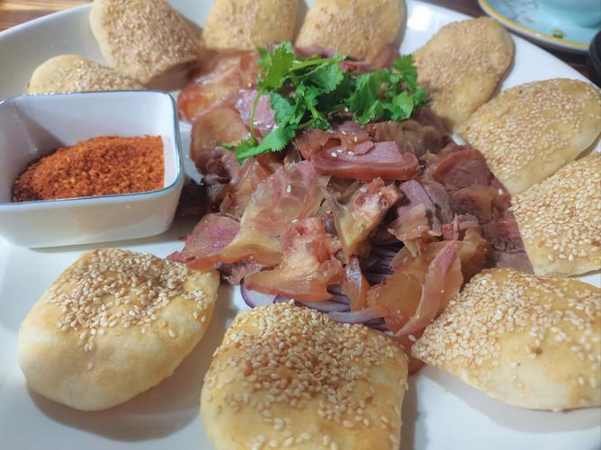 驴肉吃起来什么味道_驴肉鲜香嫩，做法多样，营养好！