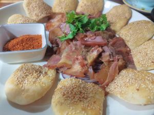 驴肉吃起来什么味道_驴肉鲜香嫩，做法多样，营养好！