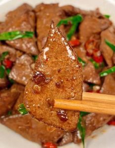 炒卤猪肝的家常做法_选对猪肝，清洗上浆有妙招，炒卤猪肝嫩滑美味！