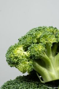 焯水时怎么判断西兰花熟没熟_西兰花焯水变翠绿脆嫩，3-5分钟口感好！