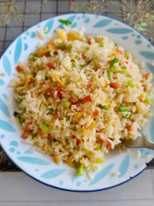 炒大米饭家常做法_干爽米饭炒松蛋，蔬菜火腿加调料，美味炒饭超简单！