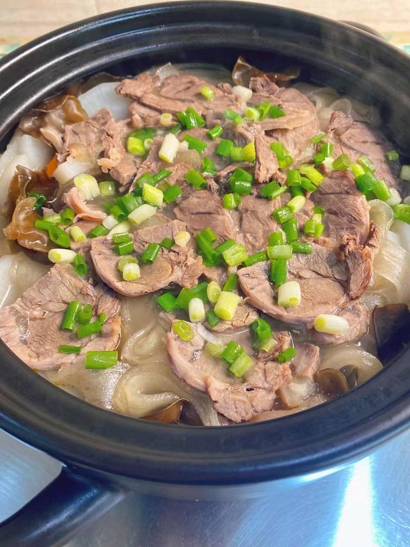 煨牛肉汤的家常做法_香炸洋葱配牛肉，砂锅慢煨超入味！