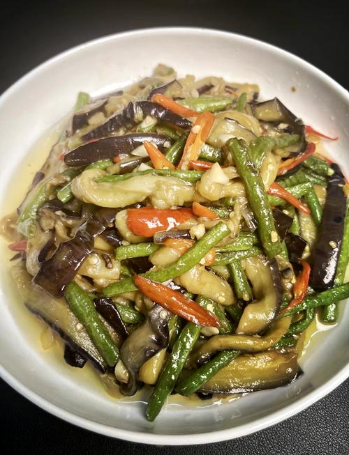长豆角炒茄子的家常做法_豆角烧茄子，少油多汁，下饭！