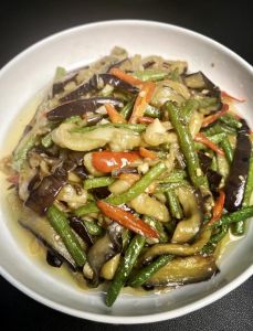 长豆角炒茄子的家常做法_豆角烧茄子，少油多汁，下饭！