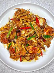 香辣蟹正宗做法大全_鲜蟹麻辣煎，白酒喂吐沙