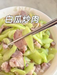 小瓜炒肉的做法_家常小瓜炒肉片，色香味俱全！