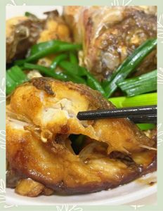 蒸罗非鱼的家常做法_清蒸罗非鱼，鲜嫩不柴，做法简单！