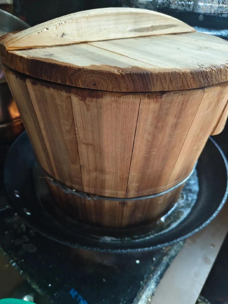 木桶蒸米饭的正确做法_老木桶蒸米饭香,选对米和桶是关键 木桶蒸米饭的正确做法_老木桶蒸米饭香,选对米和桶是关键