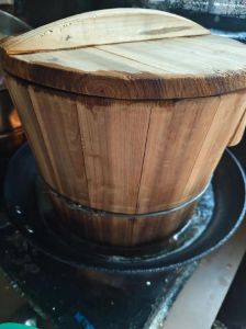 木桶蒸米饭的正确做法_老木桶蒸米饭香，选对米和桶是关键