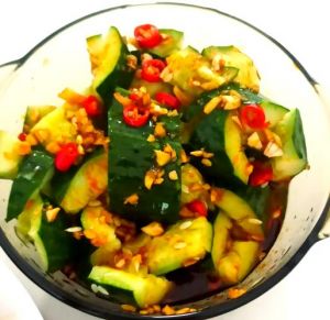 拍凉拌黄瓜正确做法_拍裂黄瓜腌出脆爽，热油蒜末拌花生，香！