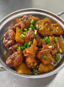 广东土豆焖鸡简单做法_家常土豆焖鸡，鸡肉鲜嫩土豆软，汤汁浓郁好滋味！