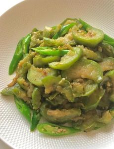 素炒茄子最简单的做法_家常素炒茄子，鲜香入味，简单易做！