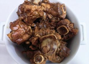 酱大骨头的做法步骤_家常美味做法，清洗调制是关键