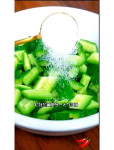 手拍黄瓜的家常做法_乡下黄瓜清脆香，简单炒就美味