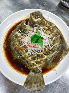 蒸多宝鱼的家常做法_鲜活500克，斜刀去腥，大火蒸出鲜嫩皮肉