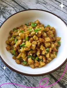 素炒茄丁的家常做法窍门_茄子带皮炒更营养，腌后挤干更爽脆