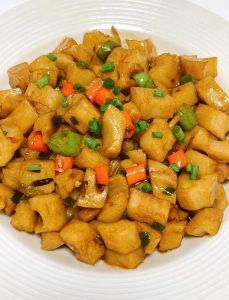 炒莲藕丁的家常做法_脆嫩美味，补血养颜