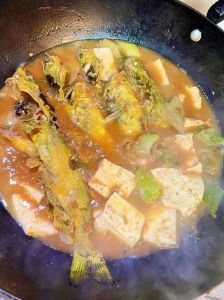 嘎鱼炖豆腐家常做法_家常美味，汤鲜味美！