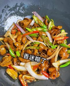 炒大肠的做法_姜蒜葱爆大肠，鲜嫩入味好滋味！