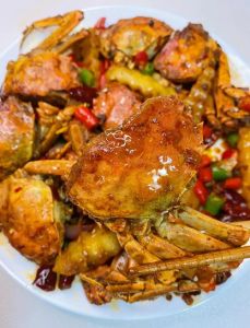 爆炒香辣蟹的做法_梭子蟹炒酱金黄脆做法