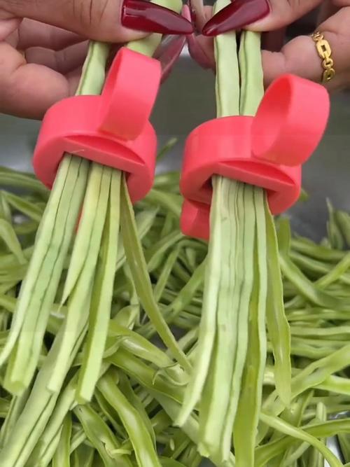 扁豆角怎么切丝图解法_秋季老人宜食营养扁豆角，美味做法分享！