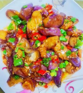 家庭炒茄子的做法_清洗茄子轻柔流水，盐腌入味不溅油，热锅冷油少用油