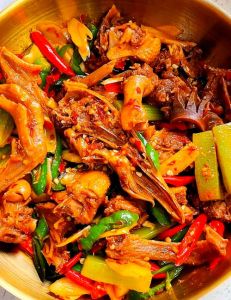 嫩姜炒鸭肉的做法大全_重庆下饭菜，仔鸭配嫩姜，脆嫩开胃