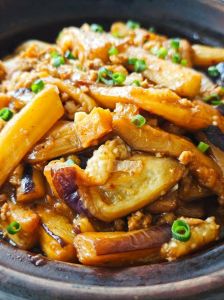 四川鱼香茄子的做法最正宗的做法_少油更香，酸甜可口，下饭神器！