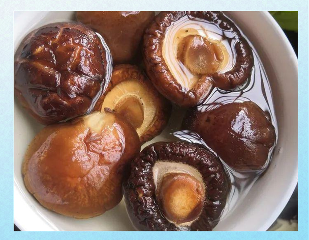 干香菇快速泡发方法_泡香菇加盐小苏打，快速去杂增香，清洗分四步