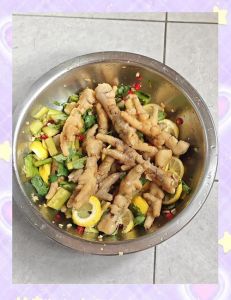 酸鸡爪的家常做法_酸辣鸡爪，柠檬姜蒜香菜，做法详细！