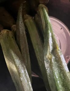 秋葵切开了在焯水行吗_秋葵焯水要整根，营养不流失！