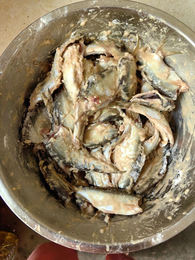 炸五香鱼的做法_家常炸五香鱼，外酥里嫩香辣可口