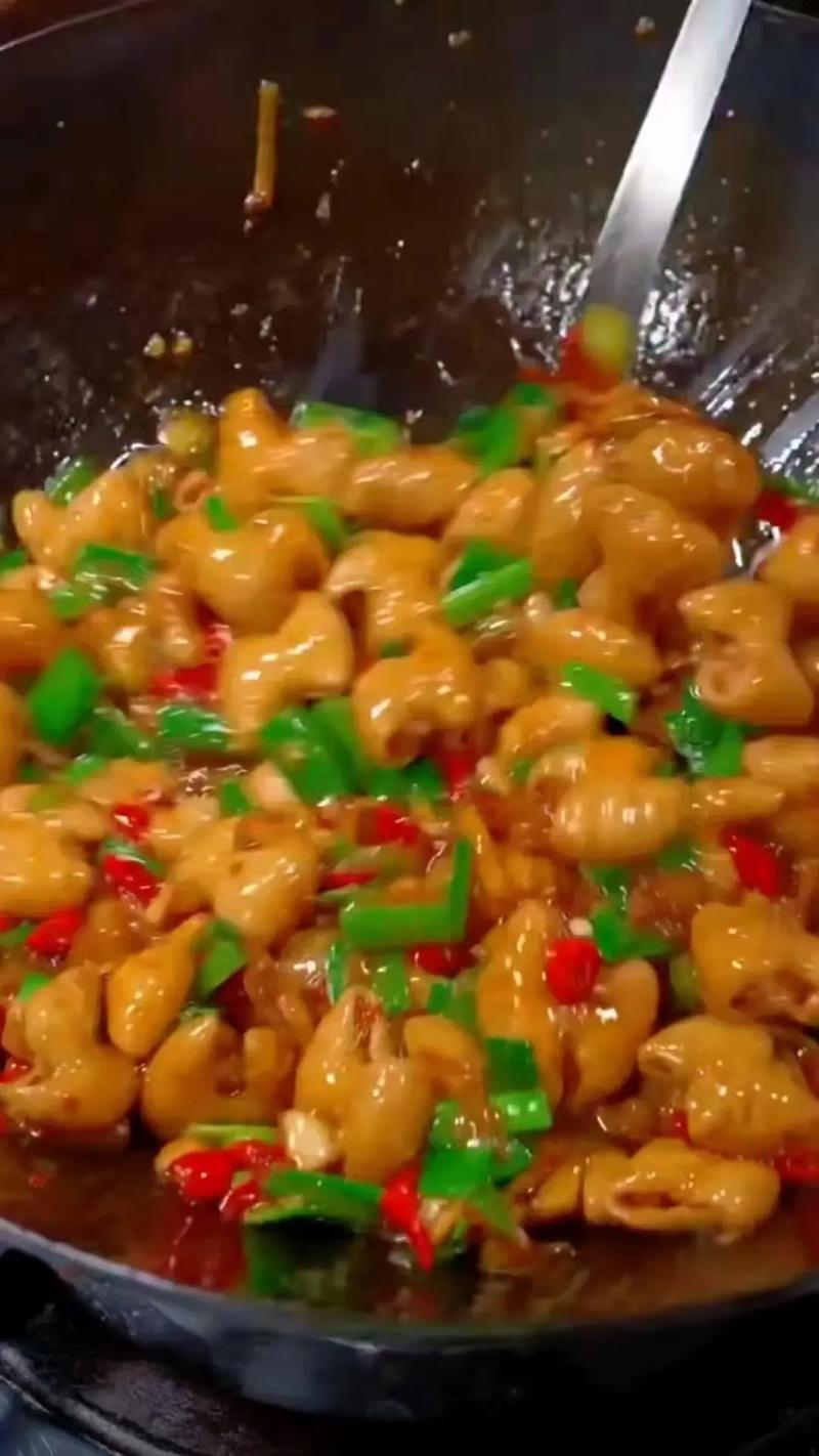重庆辣子肥肠的做法_肥肠炒辣椒，香辣下饭！