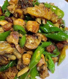 辣子鸡和小炒仔鸡区别_做法风味大不同