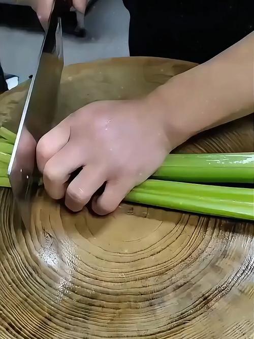 芹菜切菱形刀法图解_清洗西芹泡去农药，可削皮提升口感，切法多样，可炖汤爆炒做沙拉，芹菜叶别扔