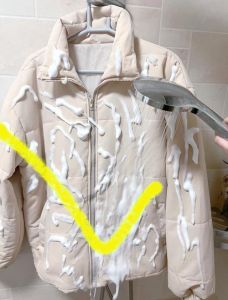 羽绒服沾到树汁怎么清洗_羽绒服树汁污渍，盐水搓洗再冲泡黄油污渍纸巾吸油，卸妆油洗特殊面料用温和剂