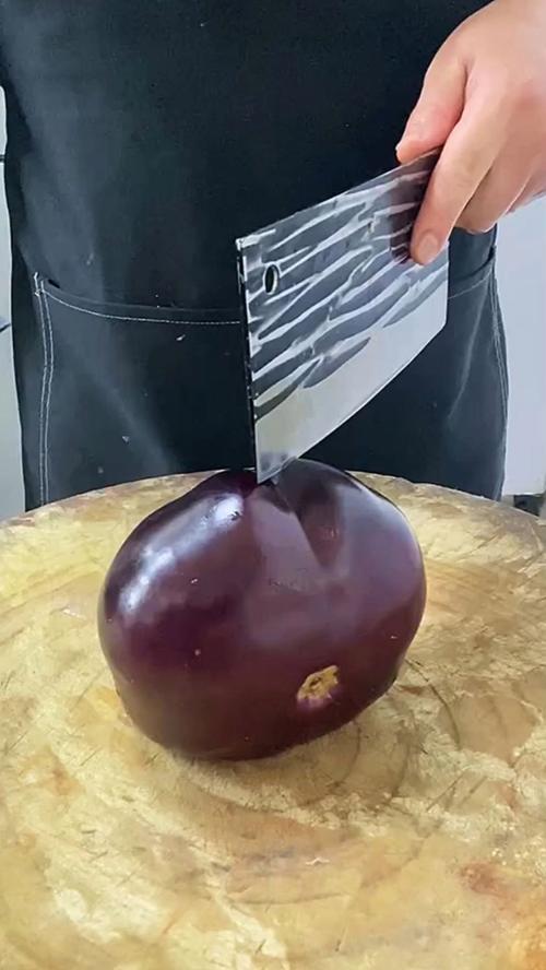 烧圆茄子用削皮吗_烧茄子削不削皮？做法多样，看喜好！