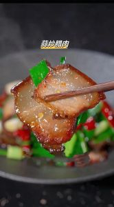炒腊肉又硬又咸怎么办_腊肉软嫩不油腻，淘米水减盐做法分享！
